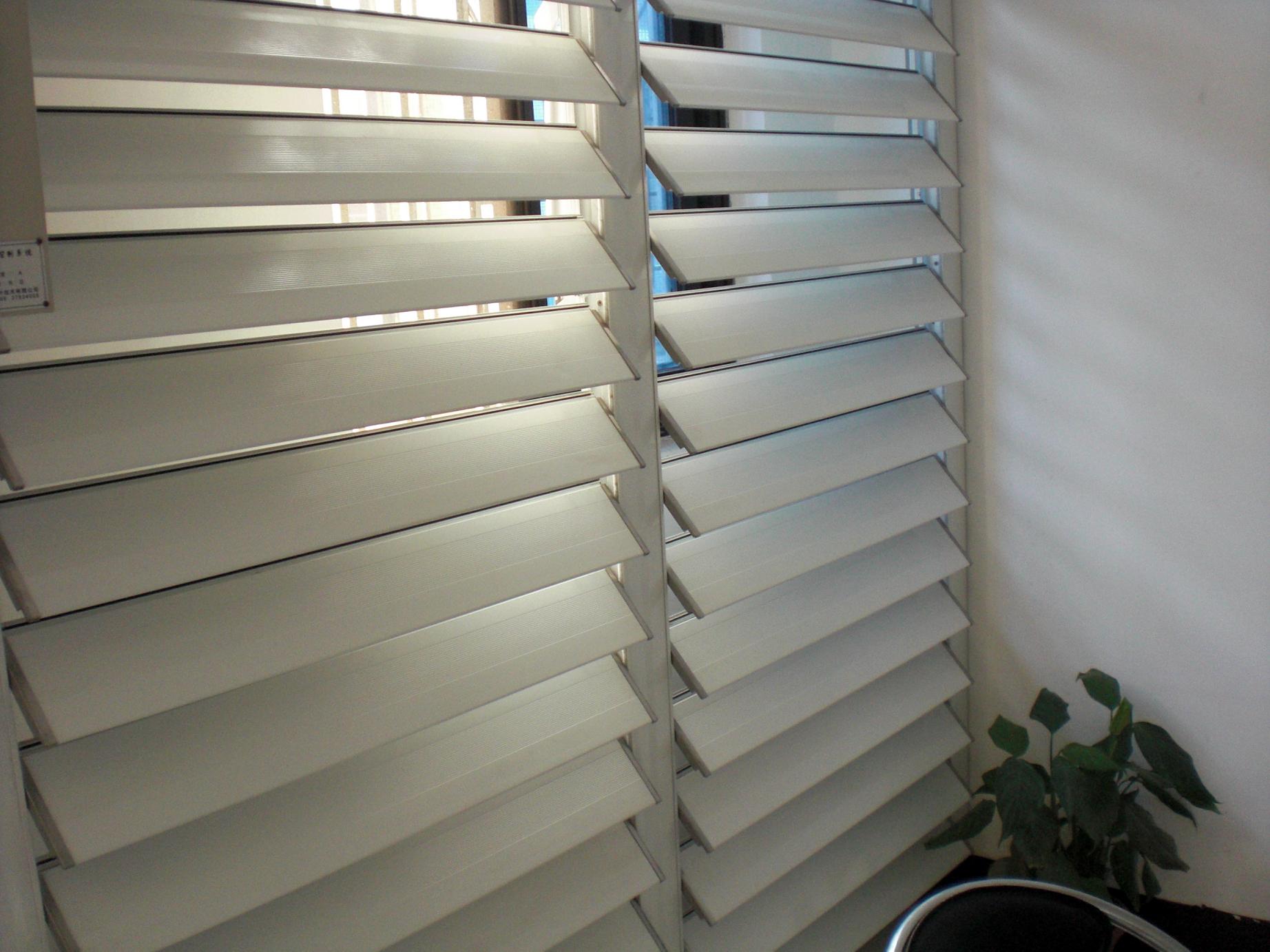 �������~